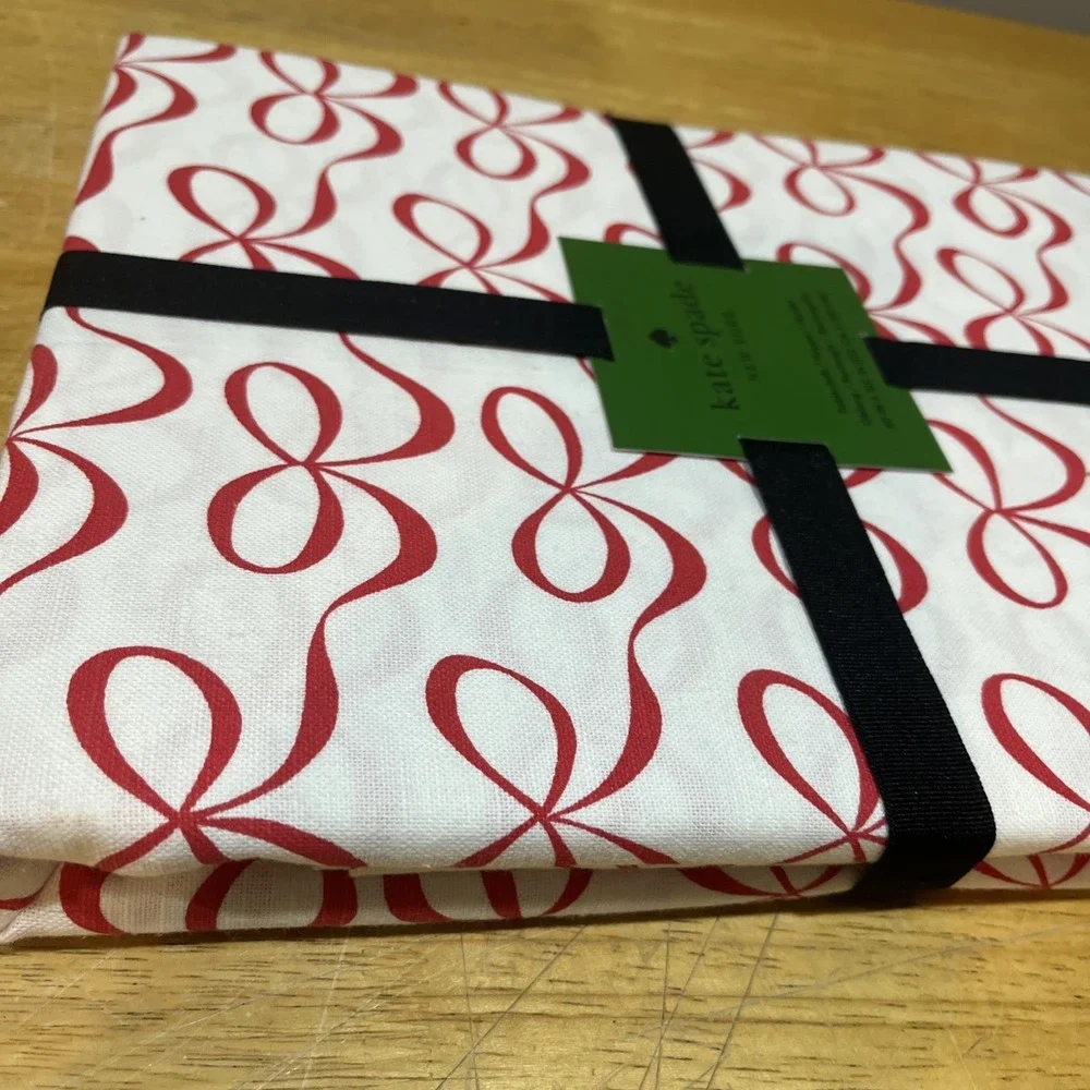 Kate Spade NY Valentine/Christmas Tablecloth Red‎ Bow 60x102